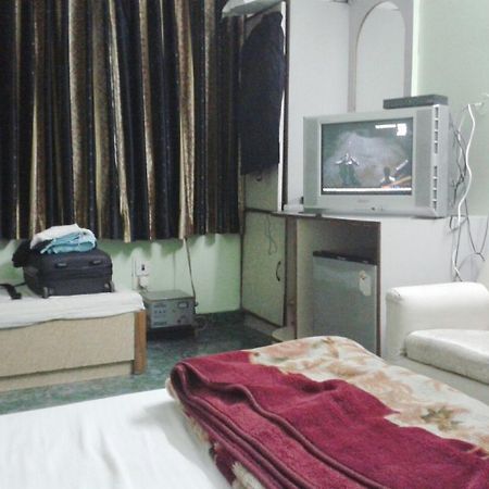 Hotel Woodland Deluxe New Delhi Exterior foto
