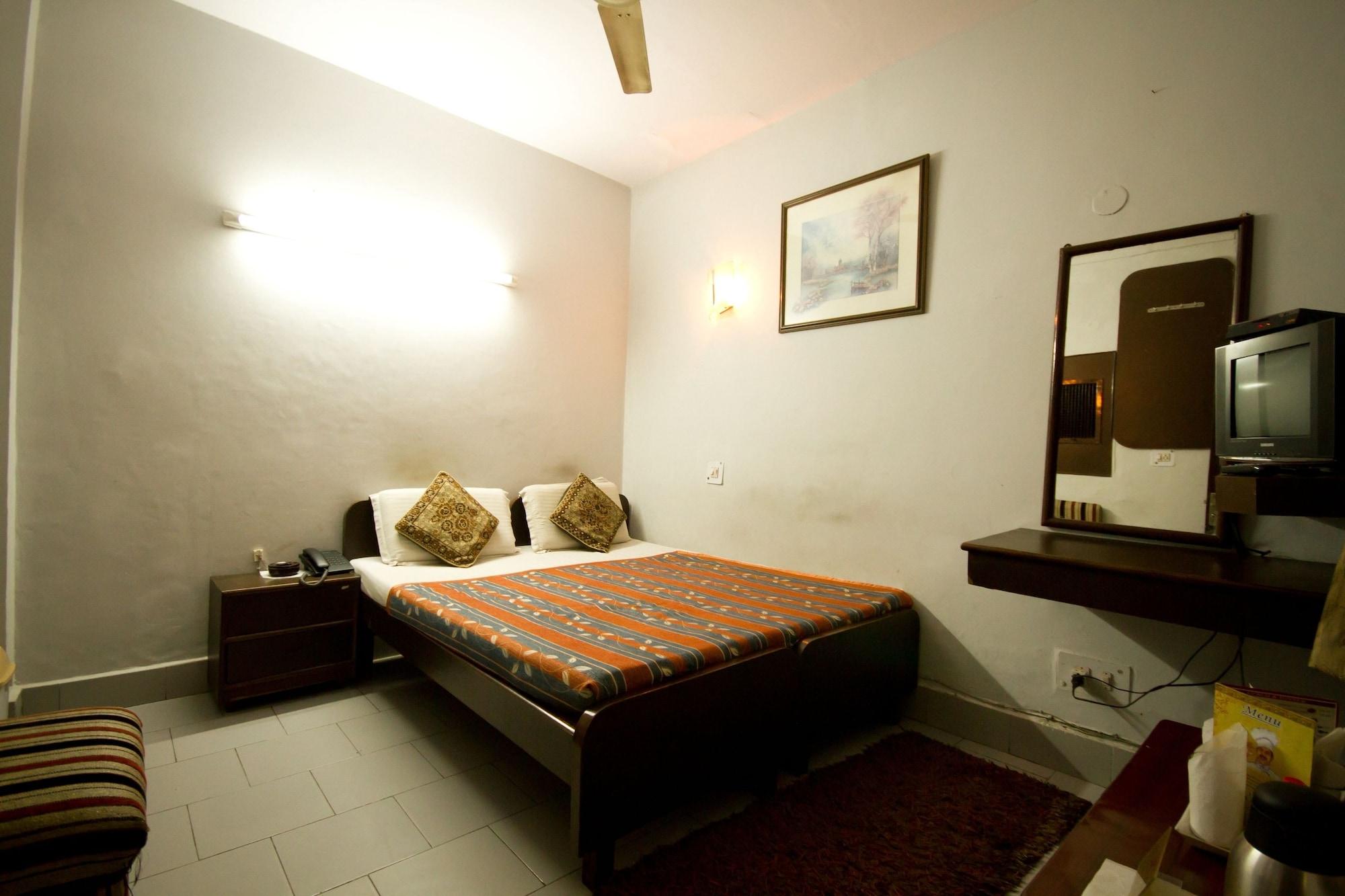 Hotel Woodland Deluxe New Delhi Exterior foto