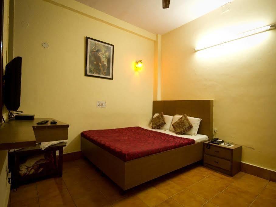 Hotel Woodland Deluxe New Delhi Exterior foto