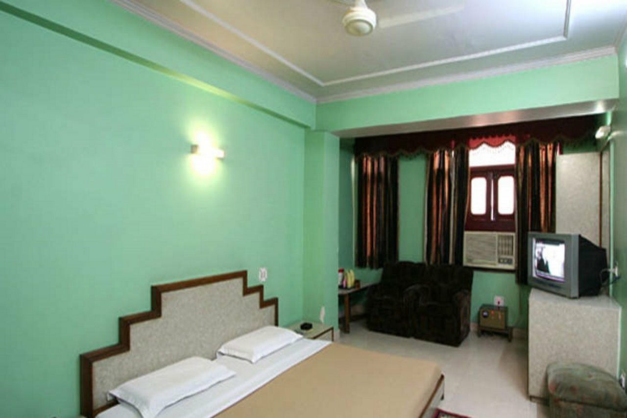 Hotel Woodland Deluxe New Delhi Exterior foto